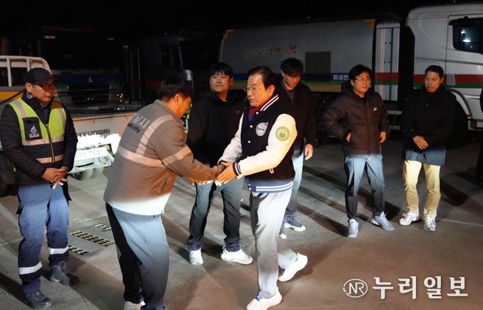 16일 새벽 생활폐기물 적환장을 찾은 이현재 하남시장이 직원들을 격려하고 있다.
