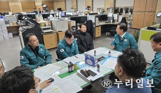 철원 ASF 발생 현장 찾은 박형철 농정국장.