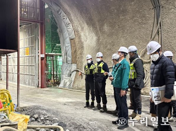 터널 공사 현장 점검 중인 김상수 부시장