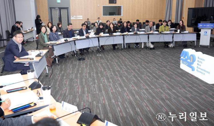 수원시가 ‘수원시 1인 가구 지원사업 부서 간담회-쏘옥(SsOcC)토크’를 열고 있다.