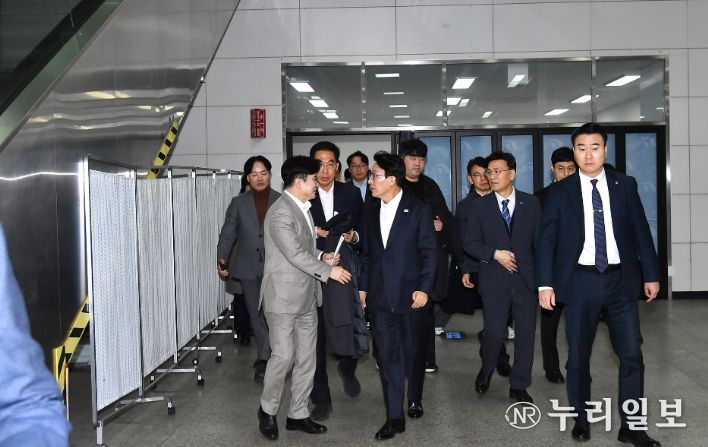 김병수 김포시장이 27일 김포골드라인 사우역을 방문한 김민석 국무총리와 만났다. 김 시장은 근본해결책으로 5호선 예타통과가 시급하다고 건의했다.