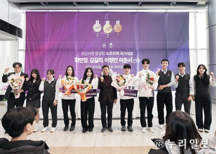 ‘2026 이탈리아 밀라노·코르티나담페초 동계올림픽(2.6.~22.)’ 대회에서 5개의 메달을 딴 성남시청 빙상팀 쇼트트랙 선수들이 시청 로비에서 열린 팬 사인회에서 기념사진을 찍고 있다.