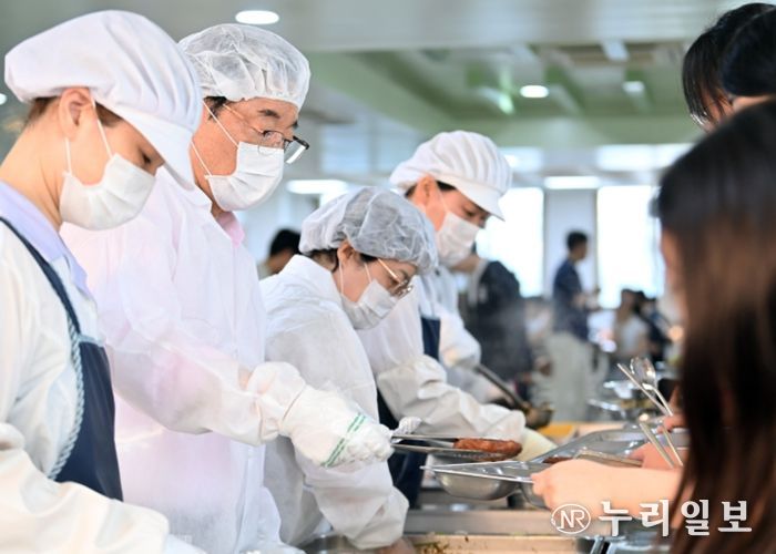 이현재 하남시장(왼쪽 두 번째)이 2025년 7월 21일 고등학교 석식비 지원사업의 첫 시행 현장인 하남고등학교를 찾아 고3 학생들에게 직접 음식을 배식하고 있다.