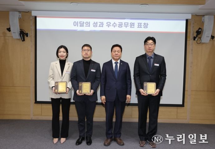 ‘이달의 성과 우수공무원’ 3명 표창장 수여식