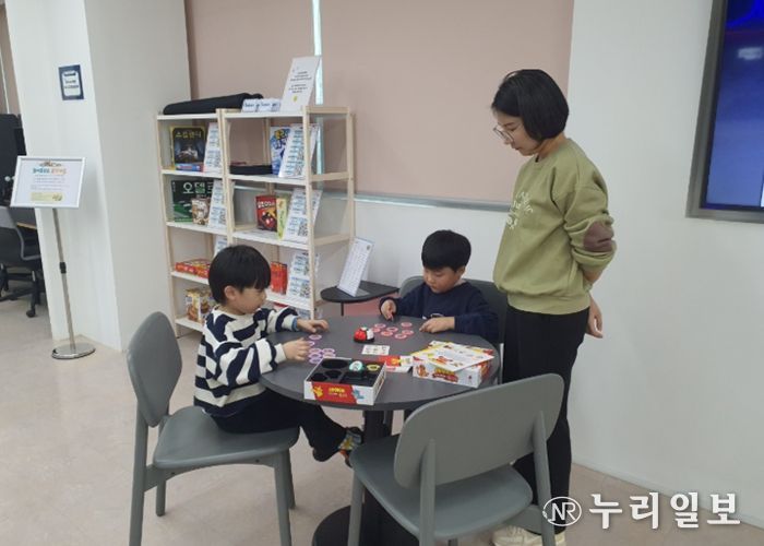 어린이들이 하안도서관 3층 보드게임 라운지 '놀이충전소 올댓게임'에서 보드게임을 하고 있다.