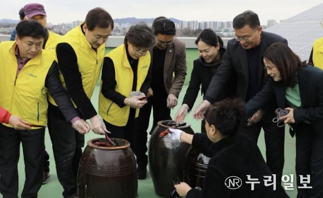 수원시 팔달구 화서1동 지역사회보장협의체, 엄마손 수제 된장 담그기 행사 추진