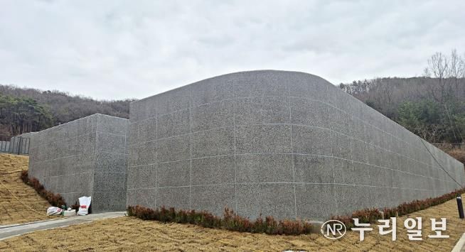 신규 설치된 화성도시공사 함백산추모공원 봉안담 사진