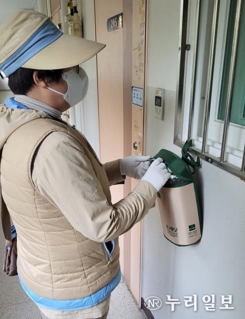 기흥구는 3월부터 ‘중장년 1인 취약가구 일상·자립·연결 지원사업’을 추진한다. 사진은 건강음료배달 모습