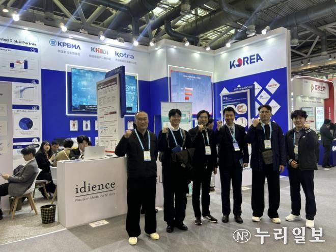 12일 중국에서 열린 '2026 바이오 차이나'에 참가한 시흥시 관계자들이 포럼 참여 후 국제 산업동향을 파악하고 있다