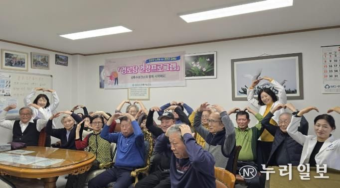 12일 푸르지오2차아파트 경로당에서 원스톱 경로당 건강관리 프로그램이 진행중이다.