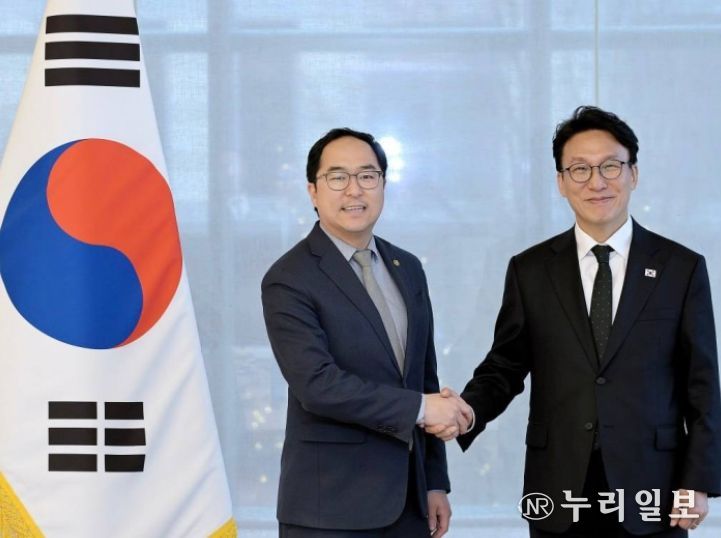 미국을 방문 중인 김민석 국무총리가 12일(현지시간) 미국 워싱턴DC 백악관에서 앤디 김(Andy Kim) 상원의원과 면담을 하고 있다.(국무조정실)