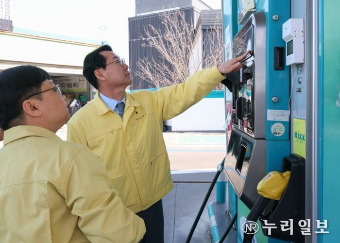 정명근 화성특례시장이 13일 오전 병점구 소재 주유소를 방문해 불시 현장점검을 실시했다.