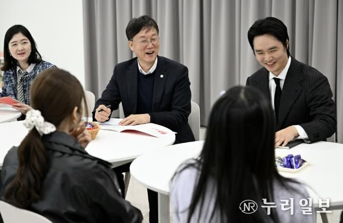 이민근 안산시장(가운데)이 13일 한부모가족 통합지원센터를 방문하고 센터 종사자 및 이용자들과 대화를 나누고 있다.