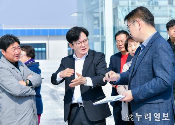 김병수 시장이 지난 16일 대곶면 대명항을 찾아 신축 수산물직판장을 점검하고 어업인들의 영업 환경을 살폈다.