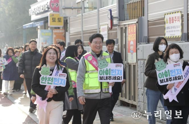 17일 역북초에서 이상일 시장이 아이먼저 캠페인을 하고 있다