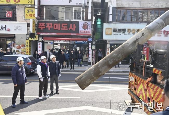 2026년 3월 10일 오전 신장전통시장 일대에서 이현재 하남시장 및 시민들이 지켜보는 가운데 전주가 철거되고 있다.