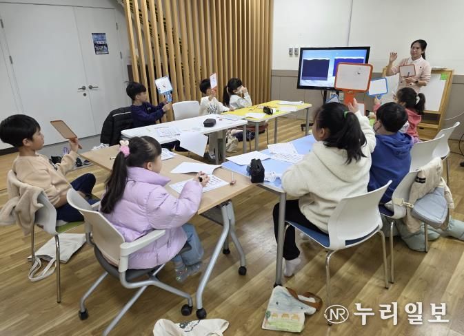 구리시가족센터에서 다양한가족 아동들이 베트남어 이중언어 교육 프로그램에 참여하고 있다.