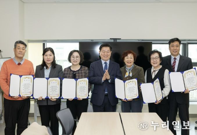 박승원 광명시장(사진 가운데)이 지난 19일 광명시 고혈압당뇨병 등록교육센터에서 열린 '건강리더 위촉식'에 참석해 시민건강리더들과 기념사진을 촬영하고 있다.