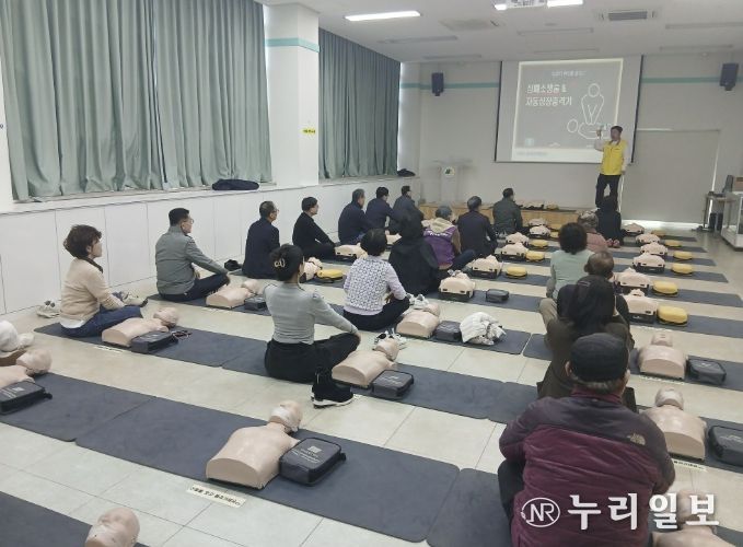 생명지킴이 공동체 안전체험 교육 참가자들이 심폐소생술 실습을 하고 있다