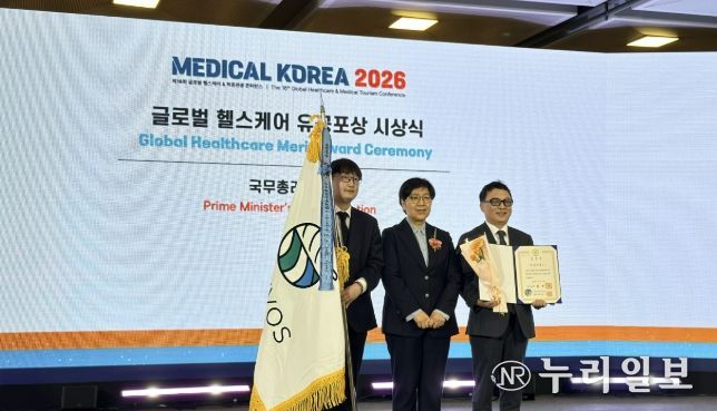 최준환 ㈜와우보스 대표가 ‘메디컬코리아 2026 글로벌 헬스케어 유공’ 국무총리상을 받고 있다.