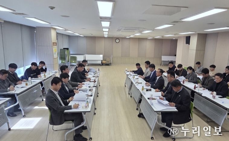 화성특례시 관계자와 화성도시공사 관계자들이 19일 유앤아이센터에서 소통상생협의회를 진행하고 있다