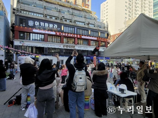 시민들이 인플루언서 크림서현과 랜덤댄스 챌린지 참여자들의 공연을 관람하고 있다.
