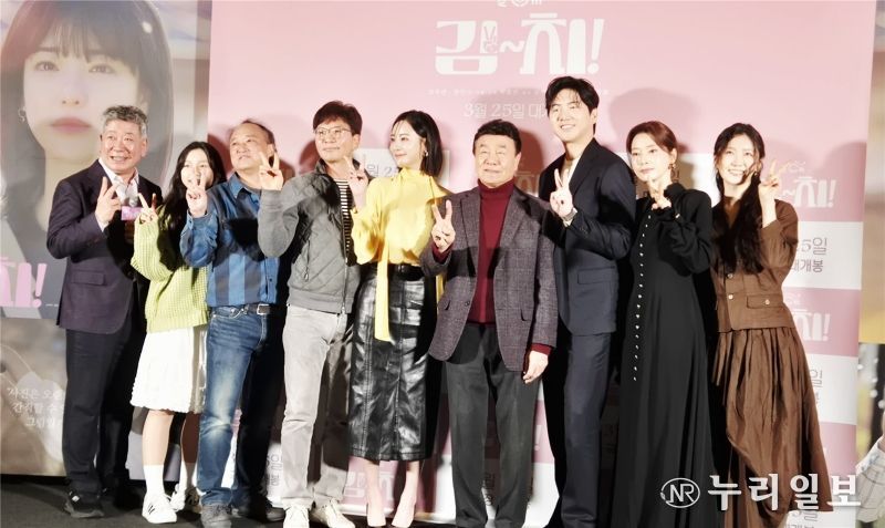 시사회 후 기념촬영(좌로부터 김명국, 박주원, 김정팔, 박철현감독, 이주연, 한인수, 이재준, 김성희, 유현지)