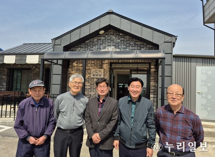 중앙에 이종관 오성면장과 오른쪽에서 2번째 진수성 노인회장 등 지역 어르신들이 담소원 앞에서.