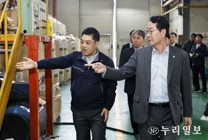 정명근 화성특례시장이 25일 관내 보온재 제조업체를 방문해 원재료 수급상황을 점검하고 있다.