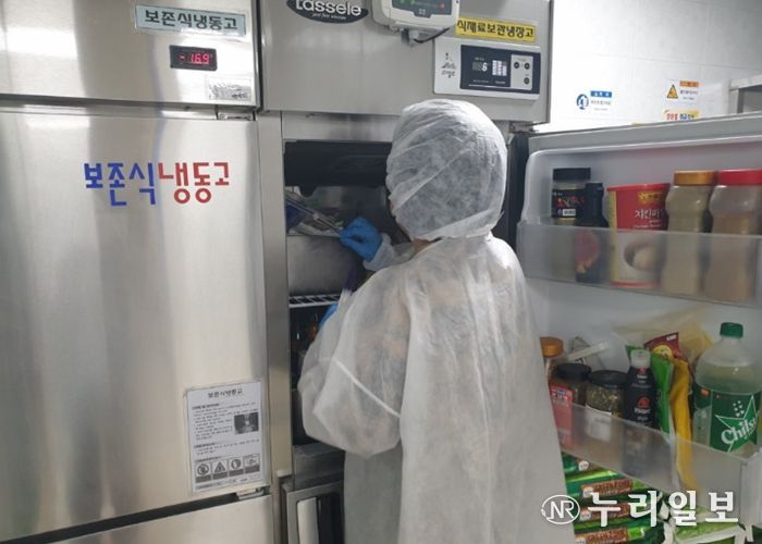 학교·유치원 급식을 대상으로 '식중독 예방 컨설팅'을 진행하고 있다.