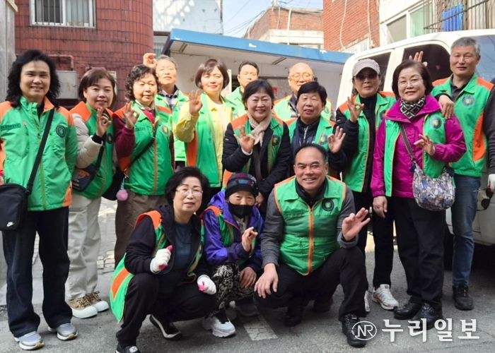 광명시 광명3동 행정복지센터는 지난 24일과 25일 양일간 쾌적하고 안전한 주거환경 조성을 위해 ‘2026년 봄맞이 대청소’를 실시했다.