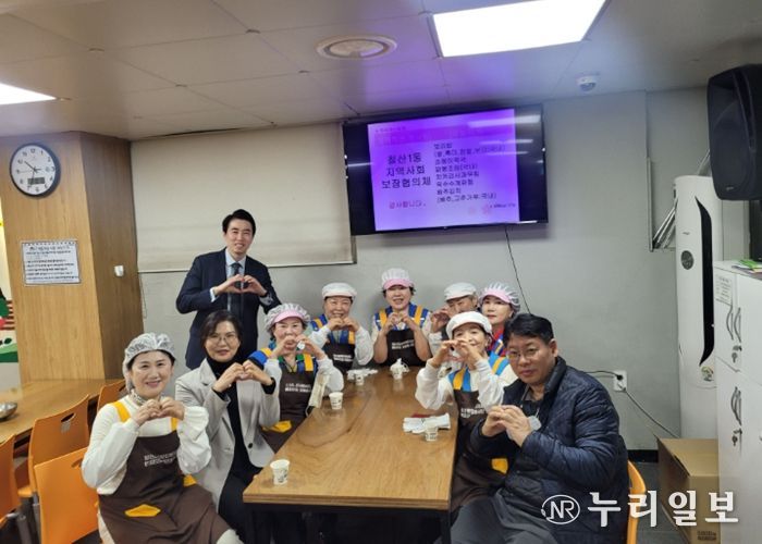 광명시 철산1동 지역사회보장협의체는 매월 다섯 번째 주 월요일 관내 복지관을 찾아 어르신들을 위한 점심 배식과 도시락 배달 봉사활동을 펼치고 있다.