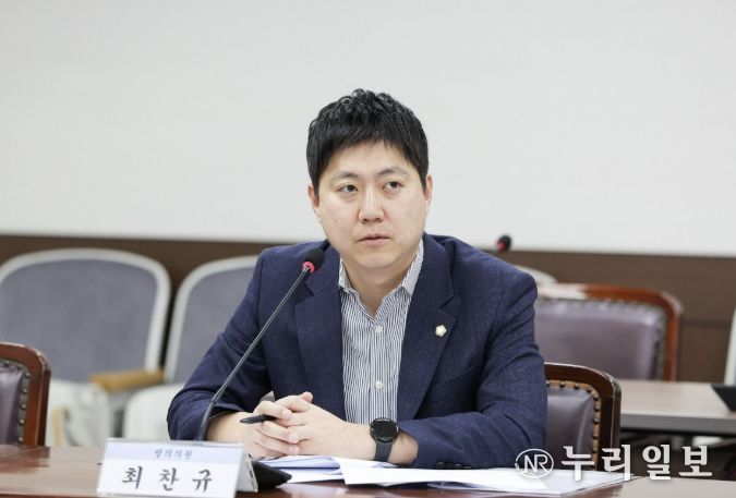 안산시의회 최찬규 의원이 지난 24일 제2상임위원실에서 열린 제302회 임시회 기획행정위원회에서 자신이 대표 발의한 ‘안산시 선감학원 사건 희생자 추모사업 지원 조례 일부개정조례안’에 대해 설명하고 있다.