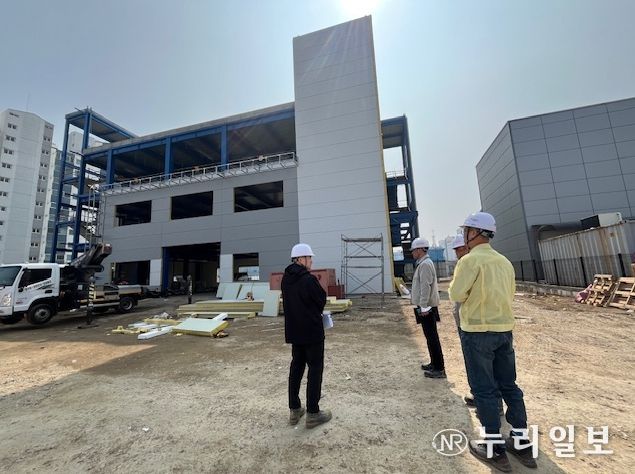 김현갑 화성특례시 효행구 도시건축과장이 관내 소규모 건축공사 현장을 방문해 공사 진행 상황과 안전관리 실태를 점검하고 있다.