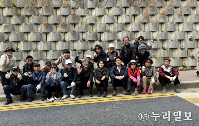 과천시 문원행복마을관리소, 주민과 함께 '걷고 싶은 꽃길' 조성