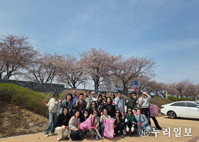 “내·외국인 직원 함께 양양 벚꽃길 걷기 및 환경 정화, 영화 관람”