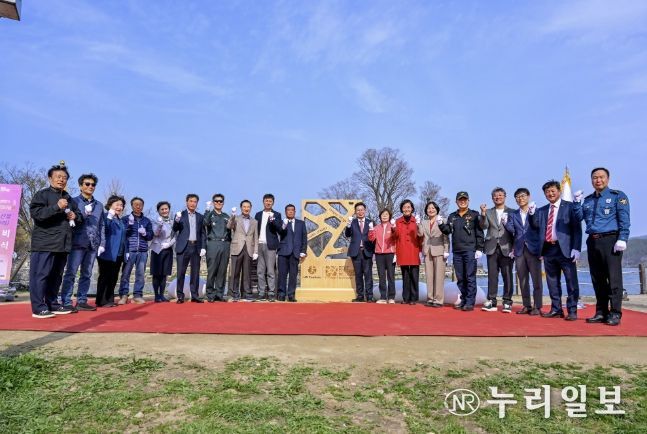 기념비 단체사진