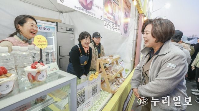 과천시 ‘과천 맛집 스트릿’이 열린 렛츠런파크 서울 ‘벚꽃축제’ 현장에서 신계용 과천시장과 상인들이 웃고 있다